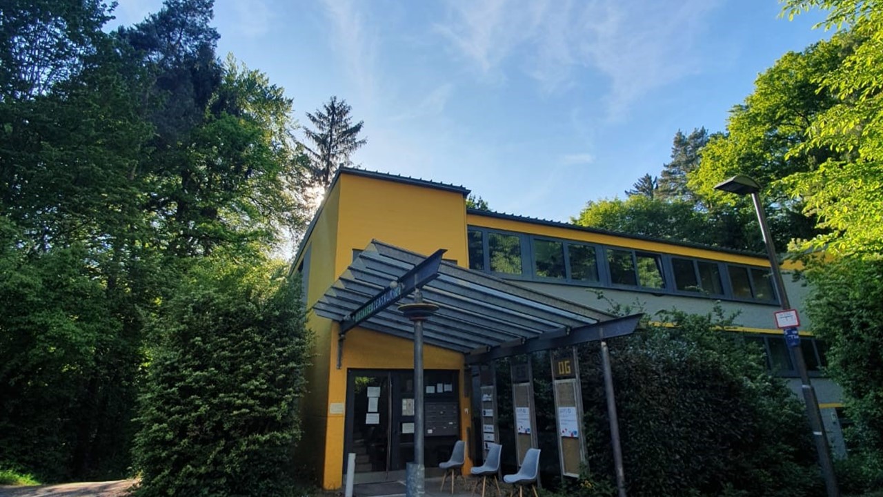 kontakt-unternehmensgebäude-außenansicht